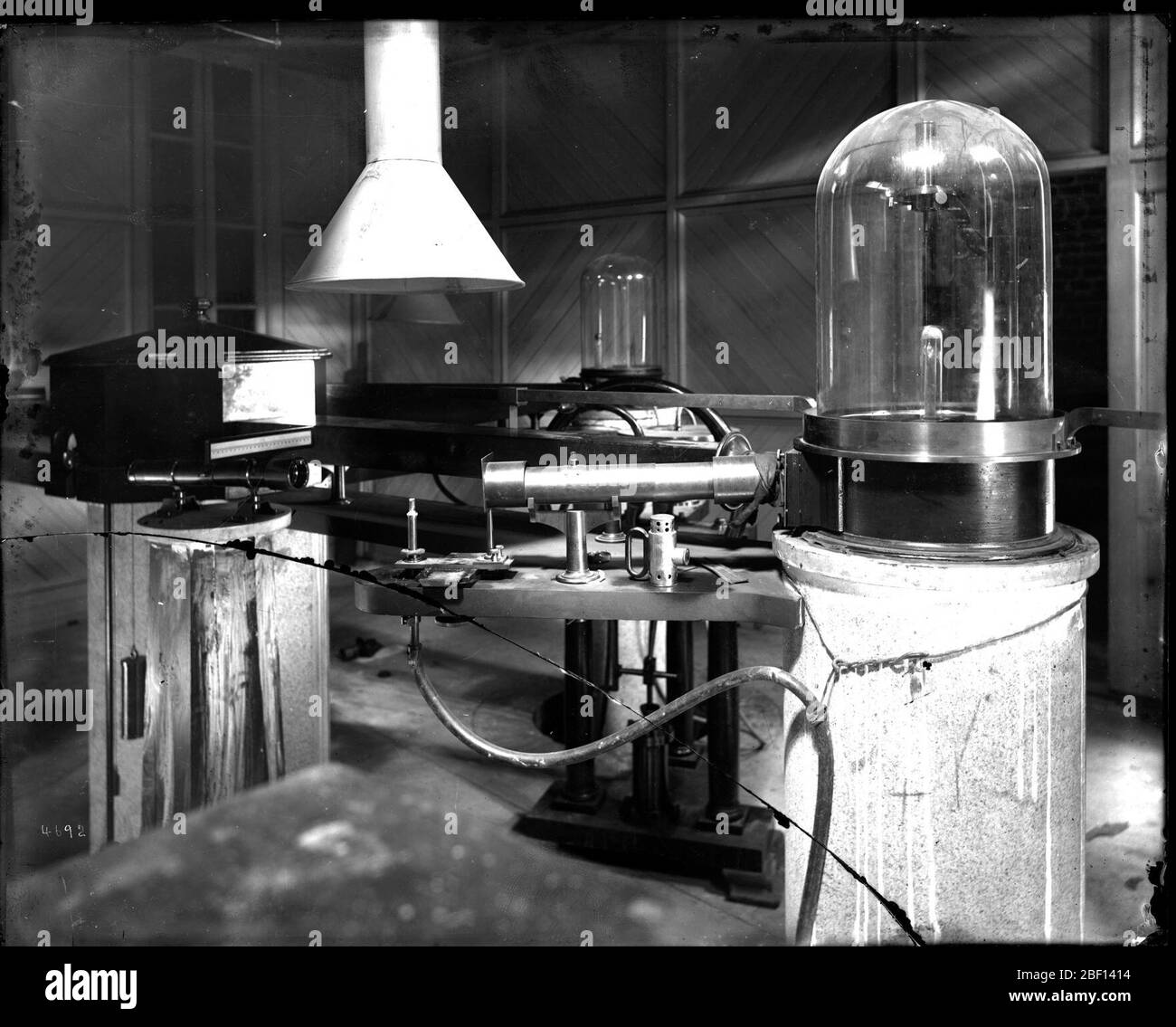 PhotoRecording Magnetometer. Auch bekannt als 4692.stabilisiertes Glasscherben negativ.Siehe auch Record Unit 95, Box 53, Folder 33. Entworfen von J. Welsh und hergestellt von Patrick Adie. PH*316523.am U.S. Coast and Geodetetic Survey Magnetic Observatory at Cheltenham, Maryland.Smithsonian Institution Archives, gem. Stockfoto