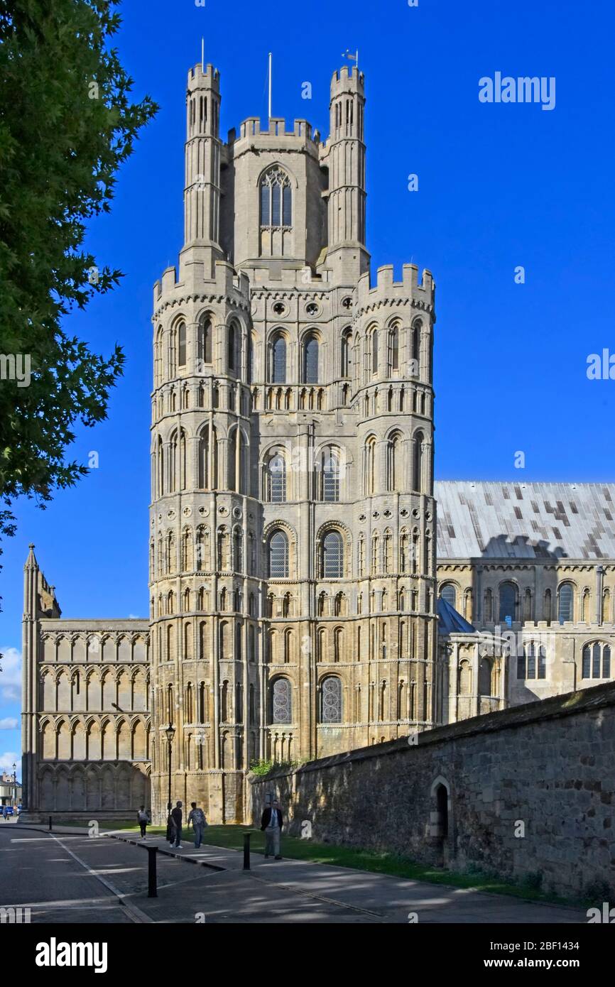 Ely Norman Architektur historische Kathedrale West Tower erhebt sich über der Gallery Road & außerhalb des ummauerten Garten Cambridgeshire East Anglia England UK Stockfoto