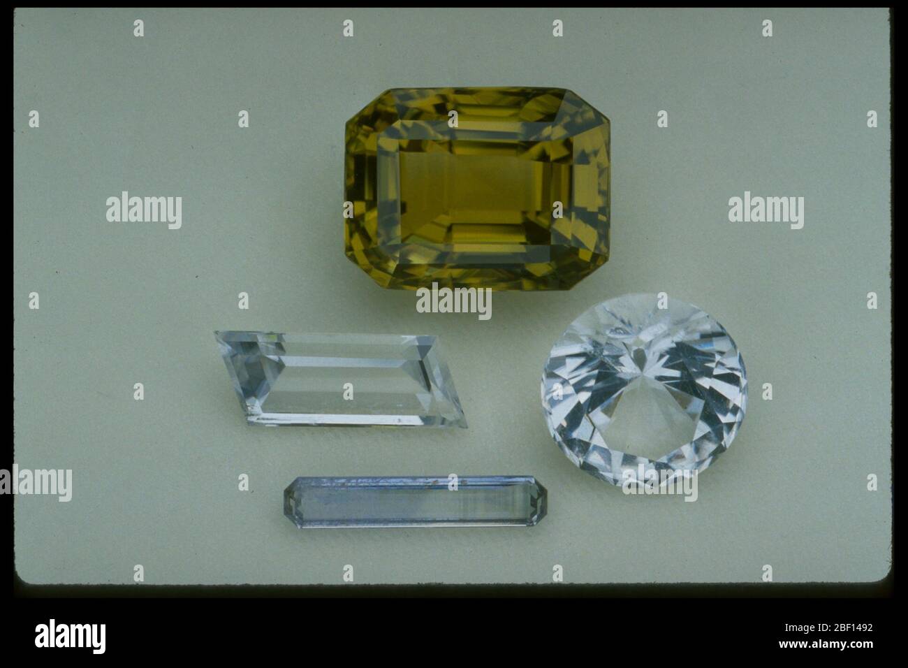 Foto einer Gruppe seltener und ungewöhnlicher Edelsteine (G3548, G8817, G4941 und G8456) aus der National Gem Collection Stockfoto