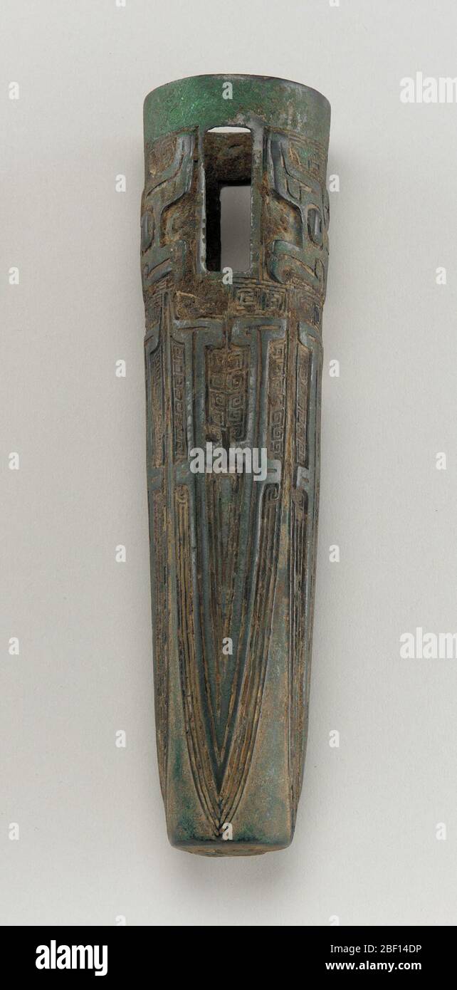 ; China; ca. 1600-1050 v. Chr.; Bronze; H x B: 20.6 x 5.3 cm (8 1/8 x 2 1/16 in); Geschenk von Charles lang freier Stockfoto