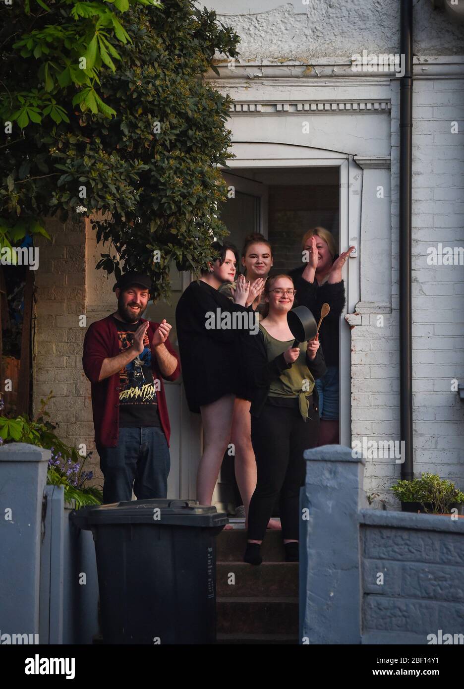 Brighton UK 16. April 2020 - Brighton Einwohner in der Nähe der Ambulanz nehmen an Tonights Teil Clap für unsere Betreuer während der Coronavirus COVID-19 Pandemie Krise . Quelle: Simon Dack / Alamy Live News Stockfoto