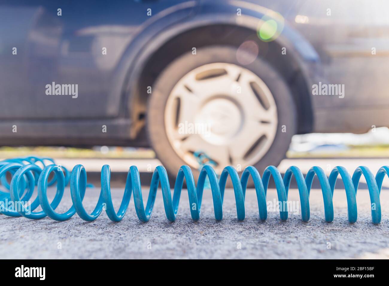 Nach dem Reifenwechsel die Autoreifen mit Luft mit einem Kompressor aufblasen Stockfoto