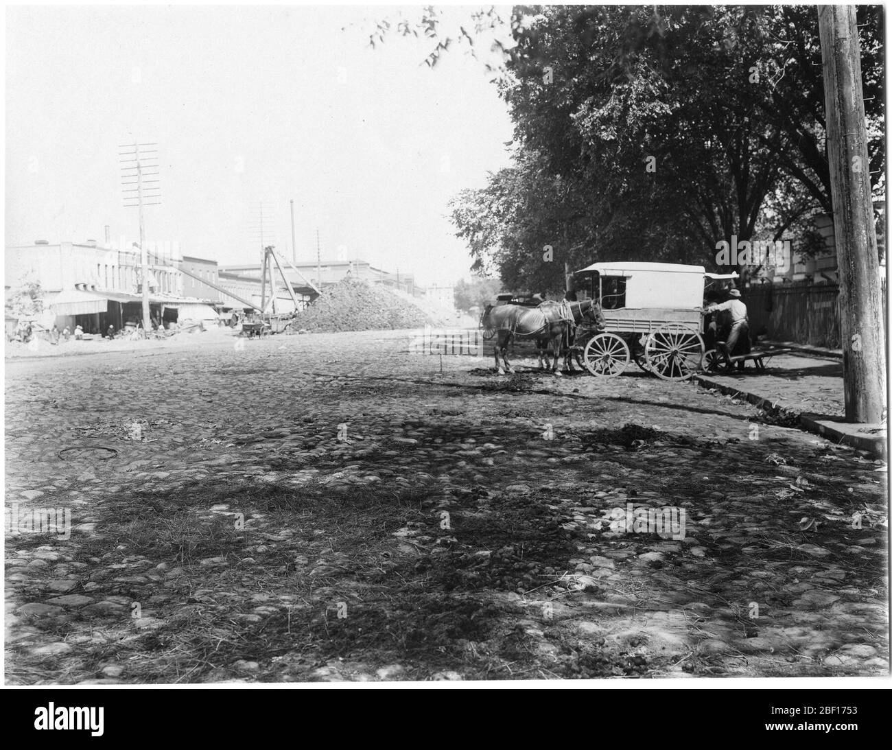 National Museum der Vereinigten Staaten Blick auf den Central Market. Auch bekannt als 20249Central Market, Blick auf die Straße gegenüber dem Museum, Pferd und Wagen.Smithsonian Institution Archives, Record Unit 79, National Museum Building Construction Records, Image No. Stockfoto