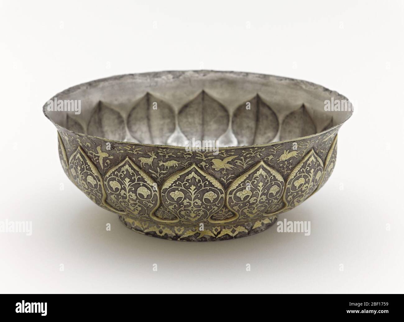 Gelappte Schüssel mit Lotusblättern Vögel Tiere und Blumenrollen. Yamanaka und Co.1931Yamanaka und Company, Boston 1931 [1]ab 1931Freie Galerie der Kunst, 1931 von Yamanaka und Company, Boston erworben [2]Anmerkungen:[1] Objektdatei, undatierte Mappe. Stockfoto