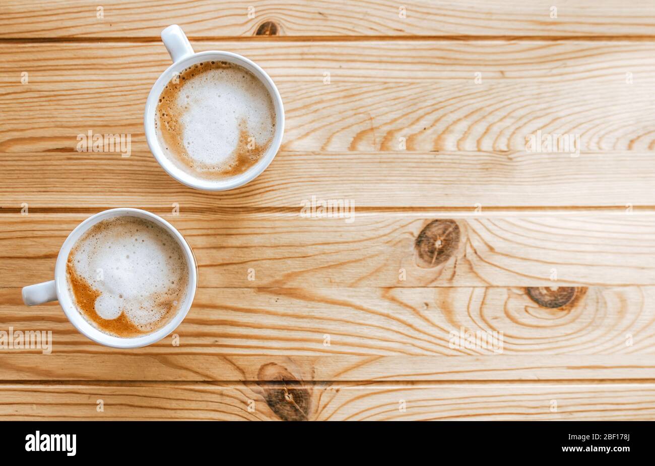 Zwei Tassen Kaffee auf einem hellen Holztisch. Leerstelle. Stockfoto