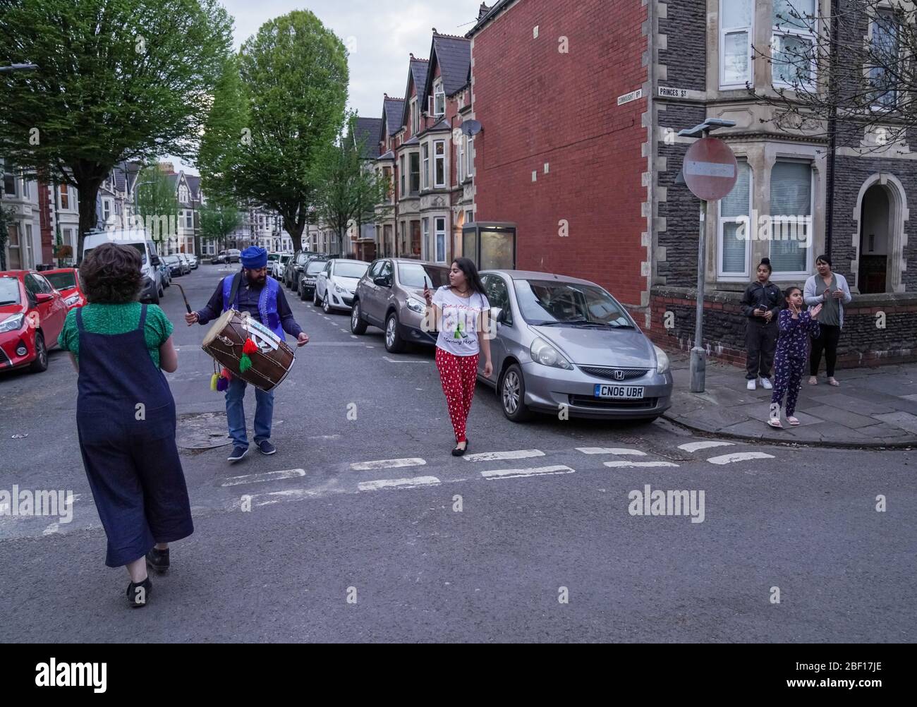 Cardiff, Wales, Großbritannien. April 2020. Die Einwohner von Cardiff schließen sich der wöchentlichen britischen Massenmass "Clap for Carers" an, um ihre Unterstützung für die NHS-Beschäftigten in Cardiff, Wales, Großbritannien zu zeigen. Quelle: Haydn Denman/Alamy Live News. Stockfoto