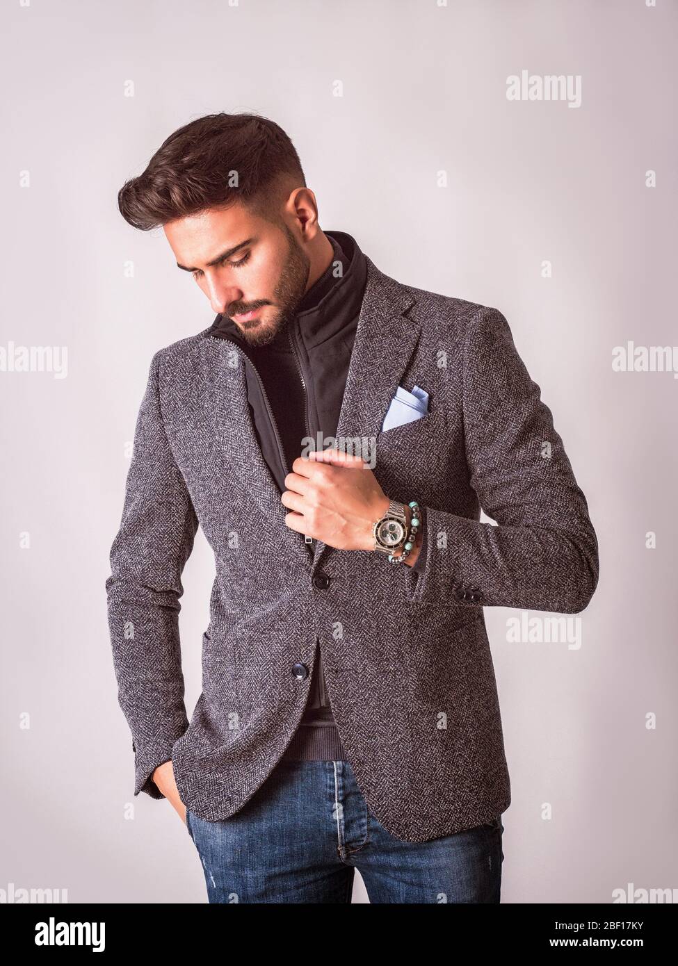 Elegante junge Mann mit Anzug im Studio Stockfoto