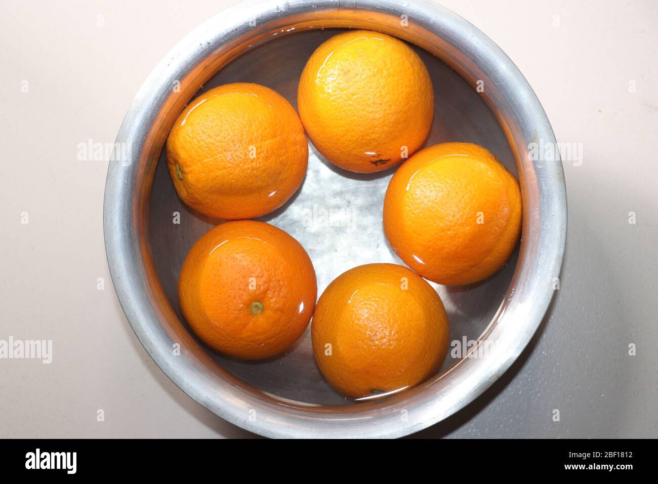 Maßnahmen zur Lebensmittelsicherheit, die während der Pandemie der Korona ergriffen wurden, sind sehr wichtig, um von einem Corona-Angriff fernzuhalten. Stockfoto