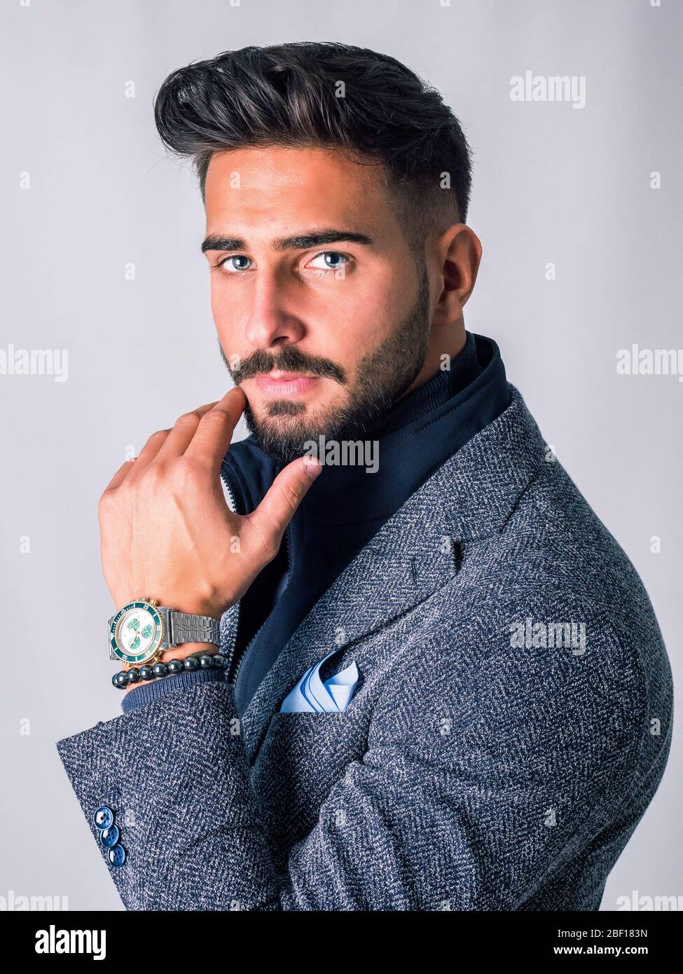 Elegante junge Mann mit Anzug im Studio Stockfoto