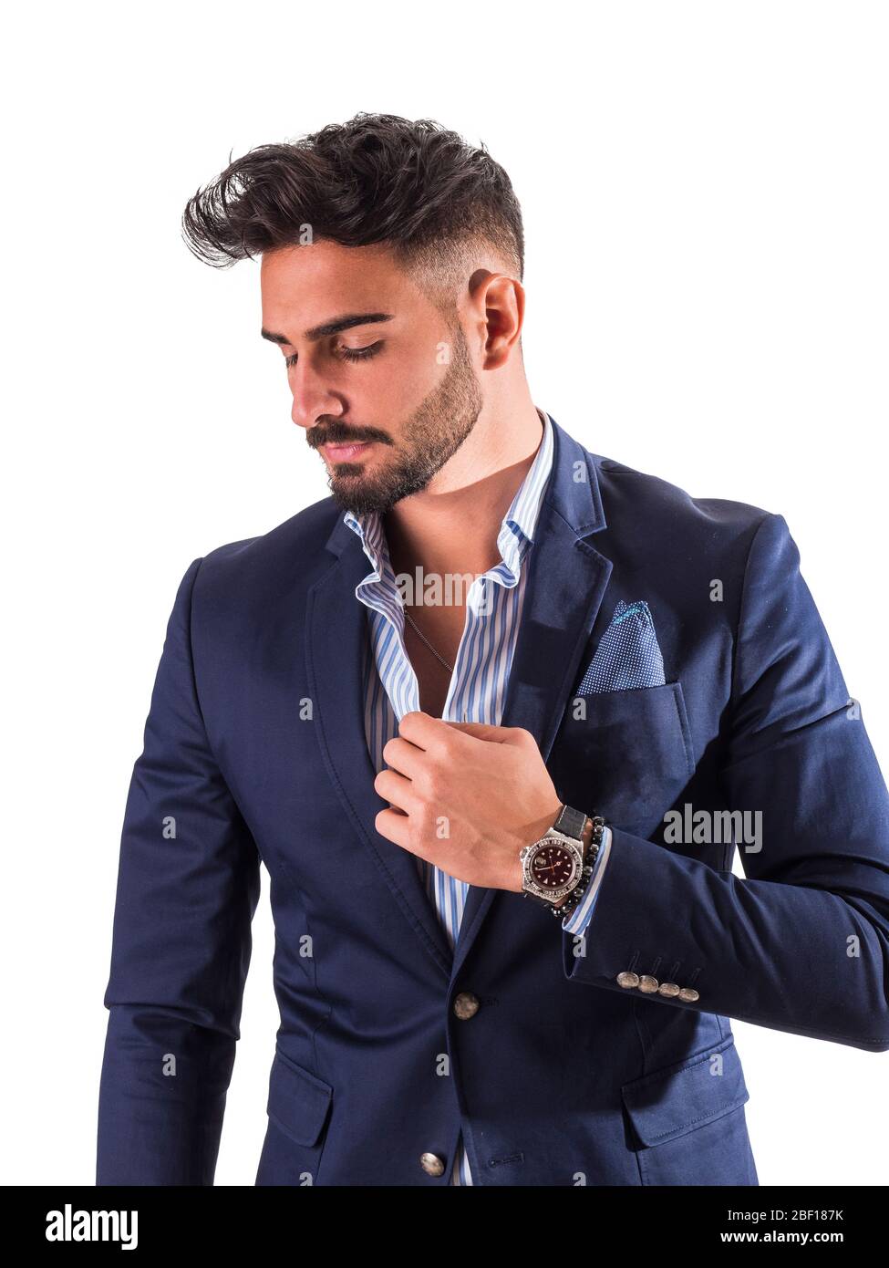 Elegante junge Mann mit Anzug im Studio Stockfoto