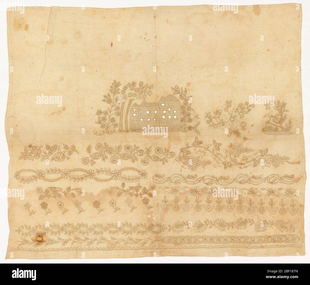 Probenehmer. Unvollendeter Schnittsampler mit einem Haus in der Mitte und Bändern mit Blumenmuster unten. Stockfoto