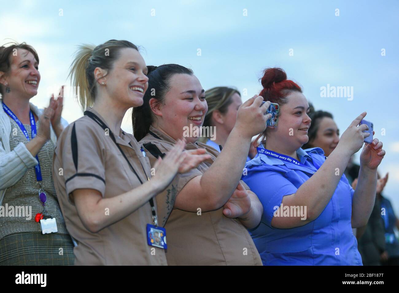 Dudley, West Midlands, Großbritannien. April 2020. Krankenschwestern und NHS-Mitarbeiter wurden von öffentlichen und Notfalldiensten im Russells Hall Krankenhaus in Dudley, West Midlands, für den Clap für Betreuer und NHS-Mitarbeiter vor Ort begleitet. Quelle: Peter Lopeman/Alamy Live News Stockfoto