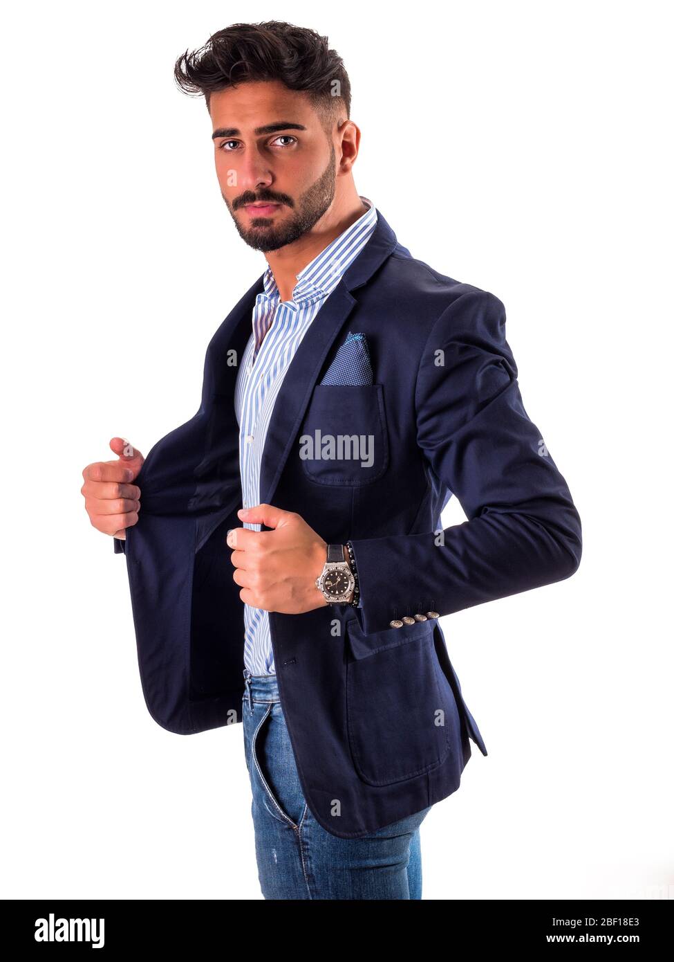 Elegante junge Mann mit Anzug im Studio Stockfoto