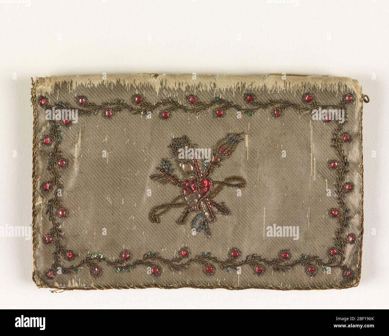 Brieftasche. Silberner Stoffbezug mit Reben verziert Bordüren in Metallfaden Stickerei mit Spangles gearbeitet. Monogramm C.F. auf der einen Seite, Herz mit Fackeln auf der anderen. Stockfoto