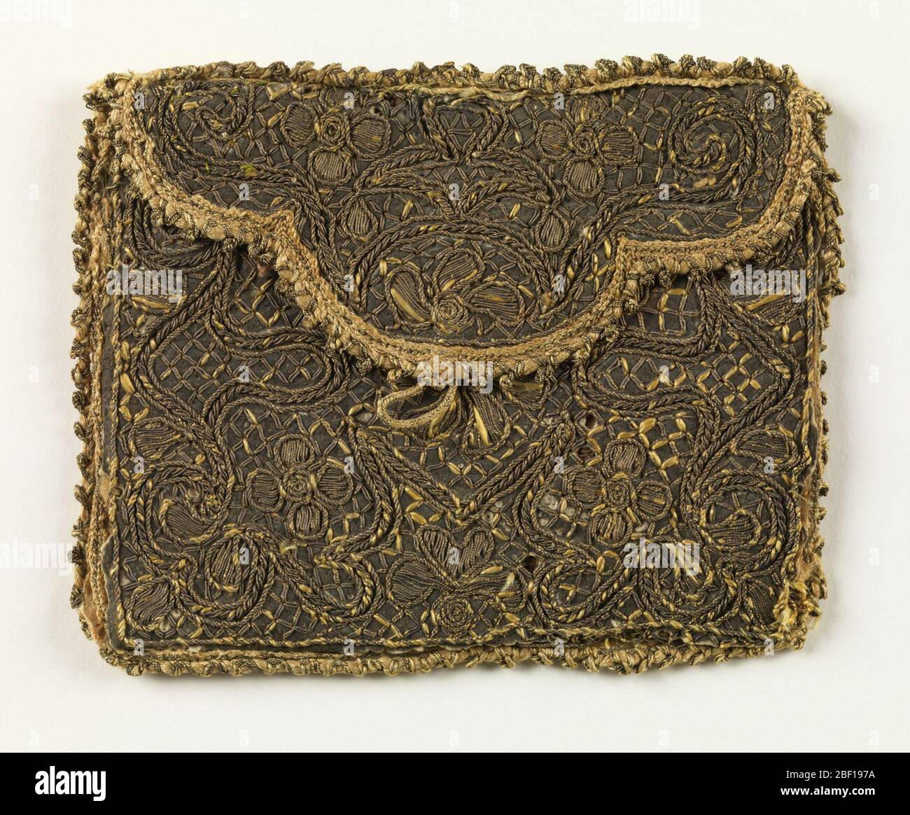 Geldbörse. Kleine Tasche mit Stickerei in einem durchgehenden Design von vier-Blütenblättern-Blüten in Fächern und gegen Spalier bedeckt. Picot-Kante. Stockfoto