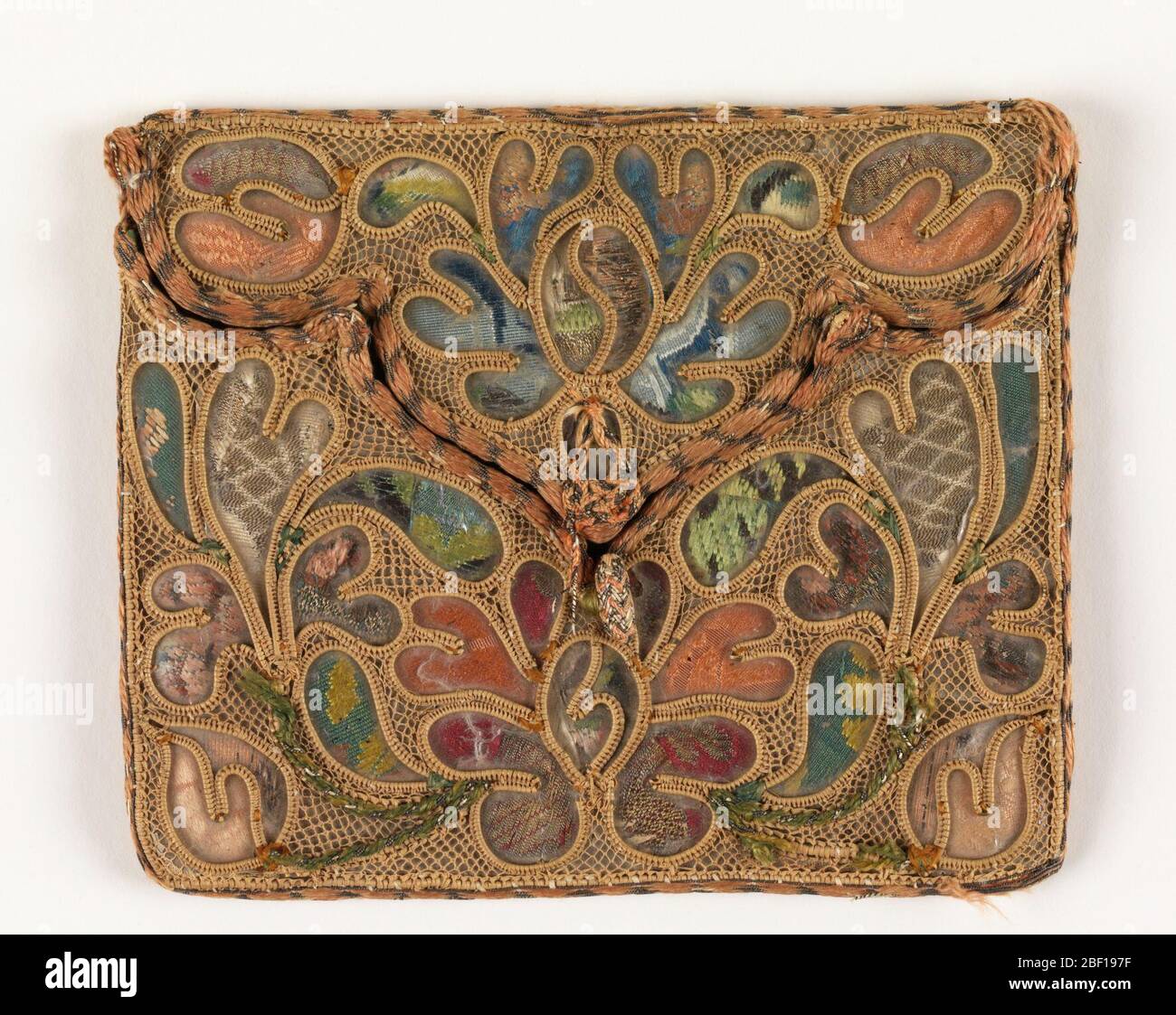 Brieftasche. Eine Geldbörse in Kuvertform mit einer dreilappigen Klappe.  Kleine Fragmente des Kleid Brokat aus dem 18. Jahrhundert sind mit Glimmer  bedeckt, um Öffnungen in Strohnadelspitze zu füllen. Umrandet mit Seide und