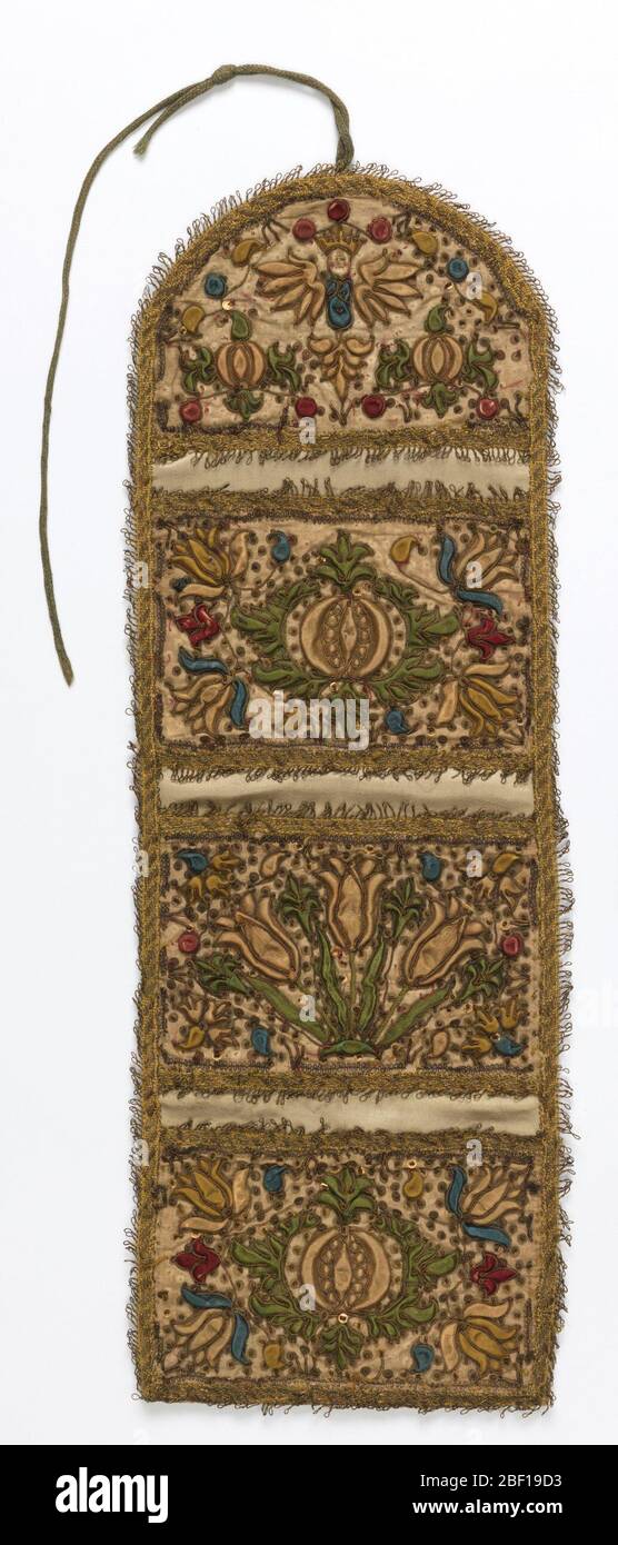 Wandtasche. Wandtasche mit drei Taschen und abgerundetem Oberteil, aus dunkelgrüner Seide und mit floralen Mustern aus aufgebrachten und gepolsterten Seiden in starkem Relief verziert; mit Goldfaden und Pailletten umrandet. Stockfoto