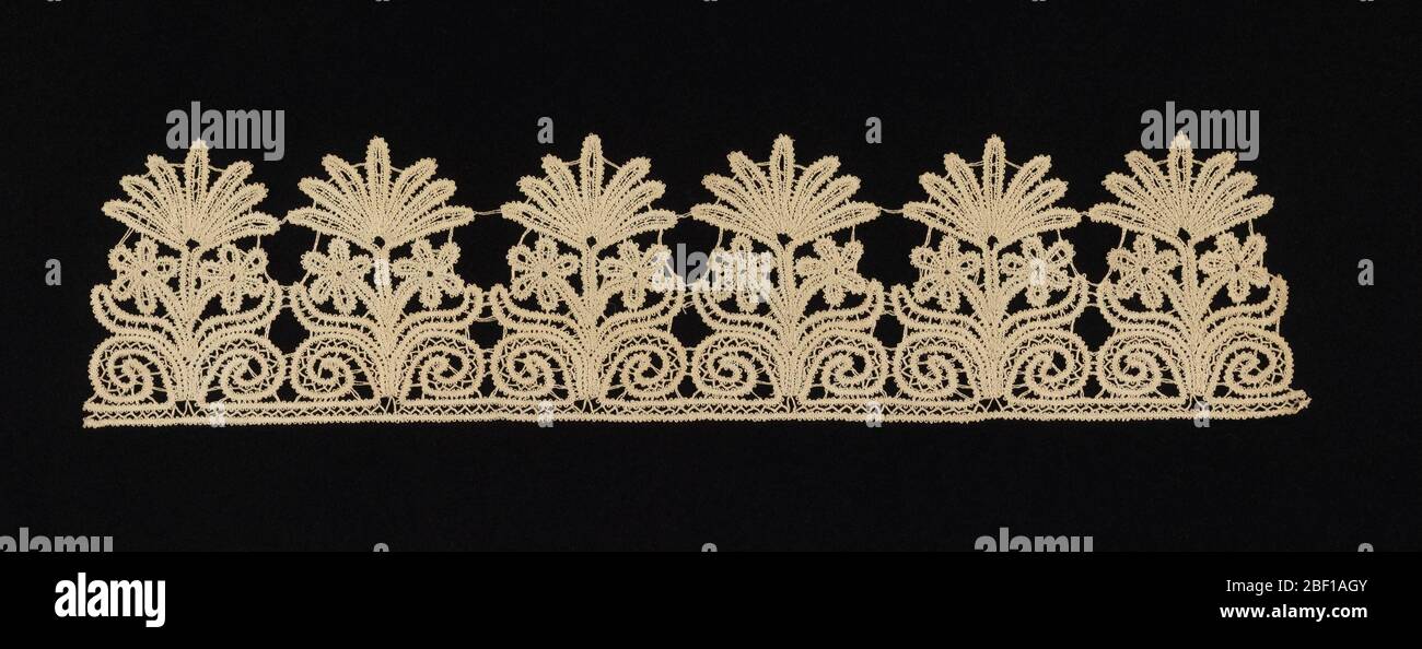 Rahmen. Rand aus Klöppelspitze mit einer geraden und einer abgeschrägten Kante. Design ist ein Stamm mit drei Blüten und vier Blätter im rechten Winkel zum Rand platziert. Stockfoto