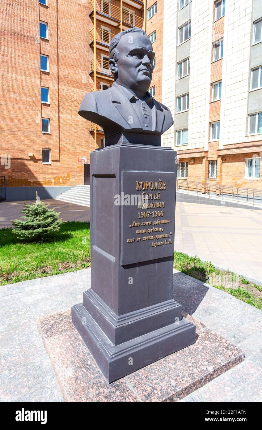 Samara, Russland - 6. Mai 2018: Denkmal für Sergej Korolev, den berühmten sowjetischen Raketenerfinder und Raumfahrzeugingenieur in der Nähe der Staatlichen Universität Samara Stockfoto