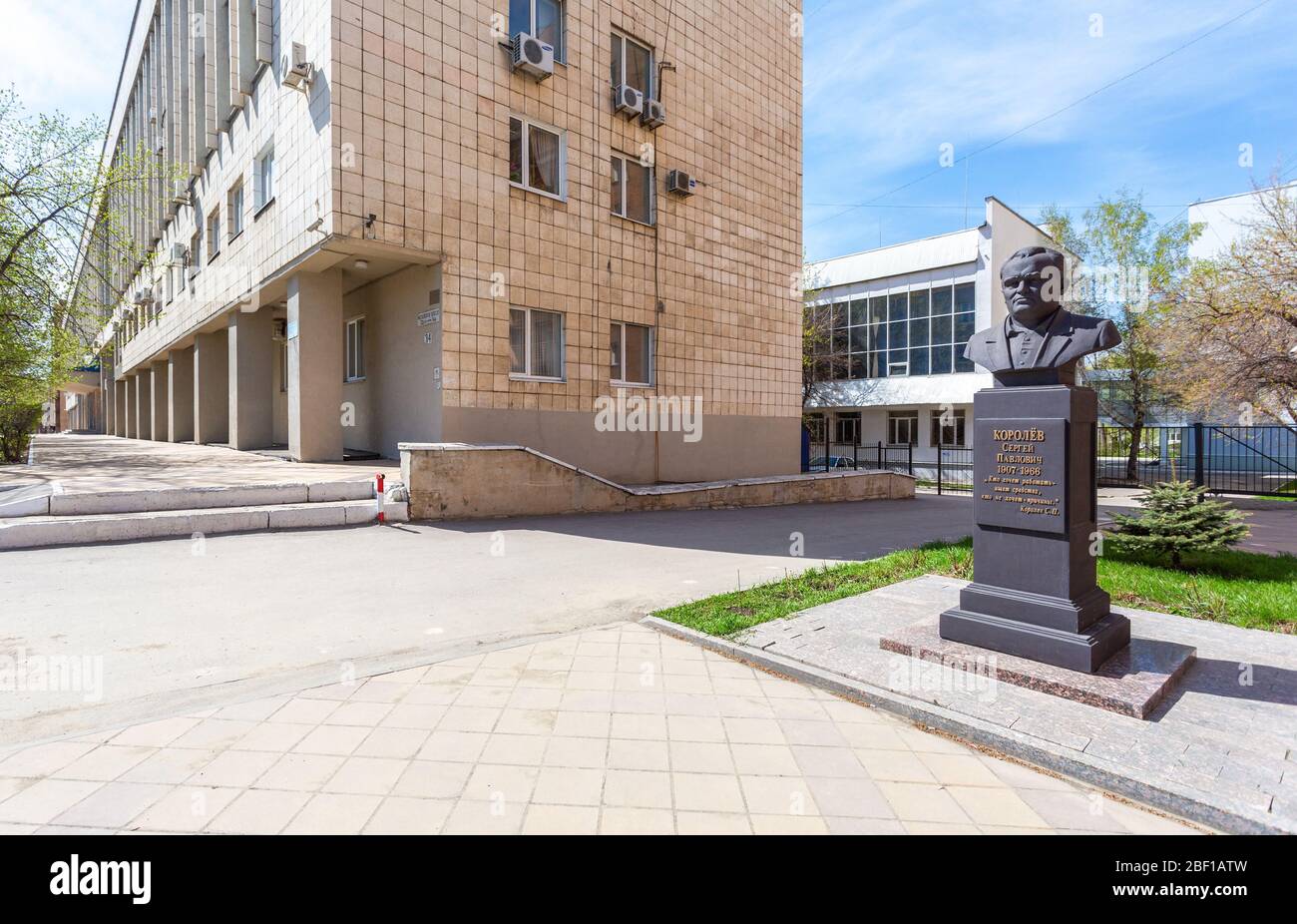 Samara, Russland - 6. Mai 2018: Denkmal für Sergej Korolev, den berühmten sowjetischen Raketenerfinder und Raumfahrzeugingenieur in der Nähe der Staatlichen Universität Samara Stockfoto