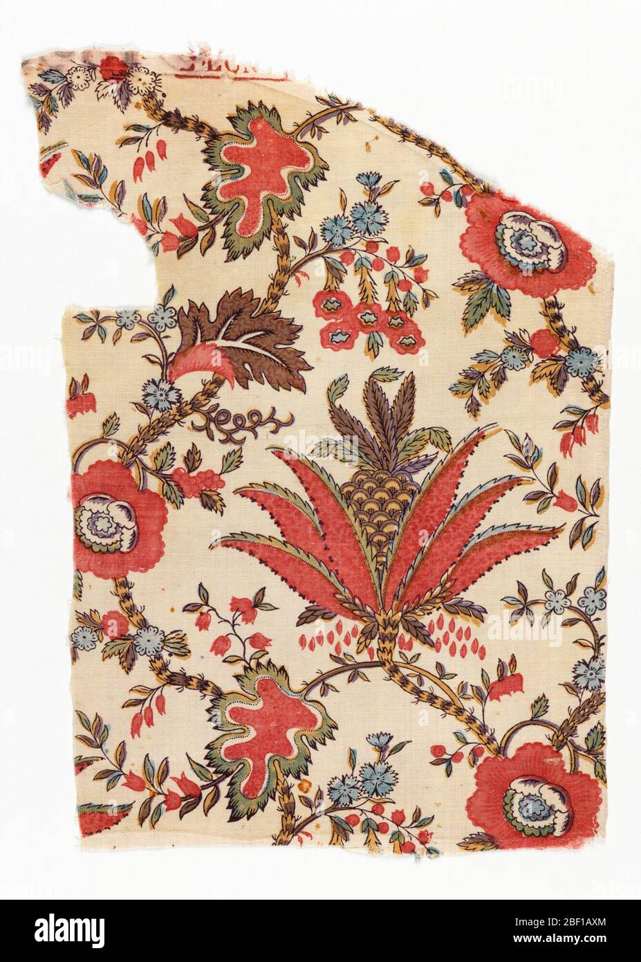 Textil. Etwas mehr als eine minumum Einheit eines halben Tropfen wiederholen eine florale Rebe mit einer Ananas. Mehrfarbig auf einem ungefärbten Hintergrund.Beachten Sie einen kleinen Teil des Stempels oben. Stockfoto