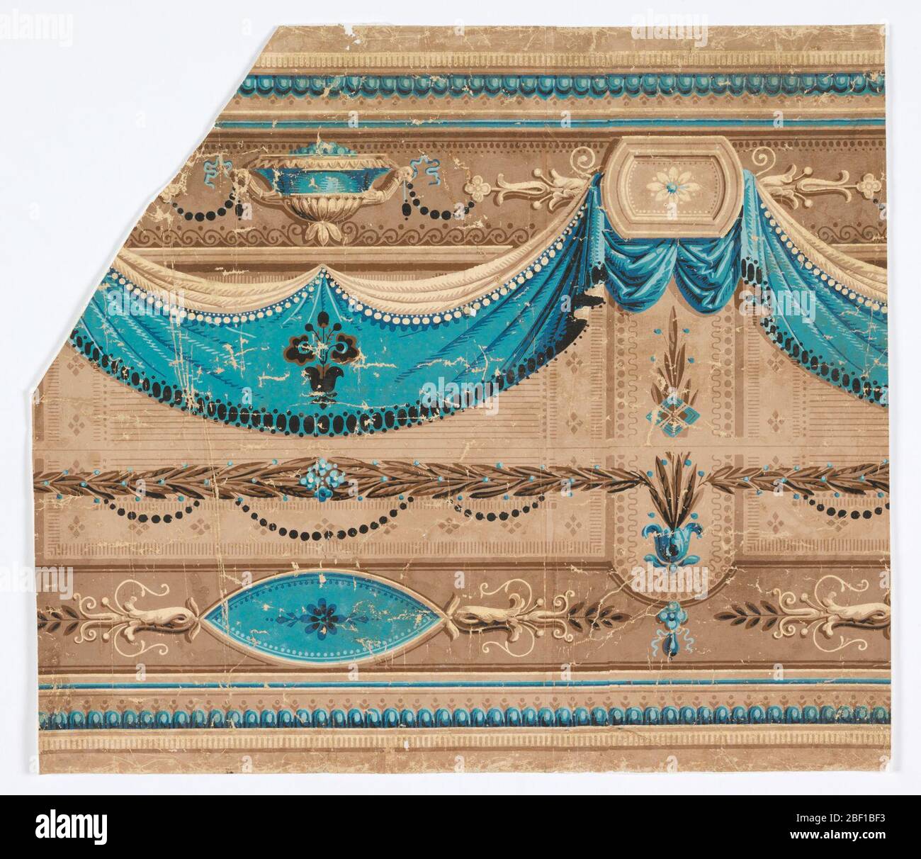 Frieze. Fries von Drapierie, Urnen, klassisch-wiederbelebte architektonische Ornamente. Beiger Boden unterteilt in horizontale Bindungen durch braune und blaue Zierleiste, horizontale Spitzelipsen mit floralen und blättrigen Ornamenten und Gruppierungen paralleler Linien und geometrischer Formen. Stockfoto