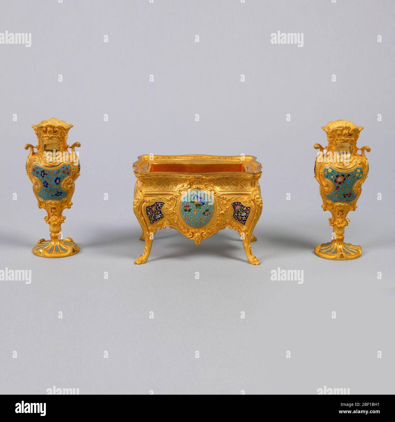 Garnierung von Jardinire und Urnen. Garniture in Lederetui, zwei Vasen und einem Cachepot, Metall und Emaille. Stockfoto