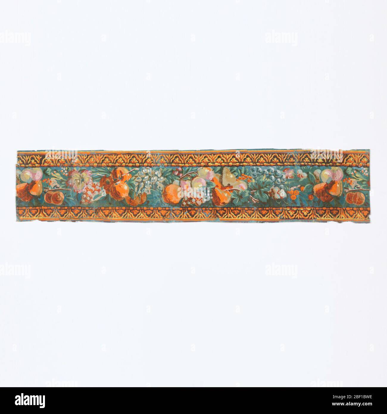 Rahmen. Schmale Bordüre mit Obst und floralem Mittelband mit goldenen Anthemia-Bändern, die an beiden Kanten entlang laufen. Stockfoto