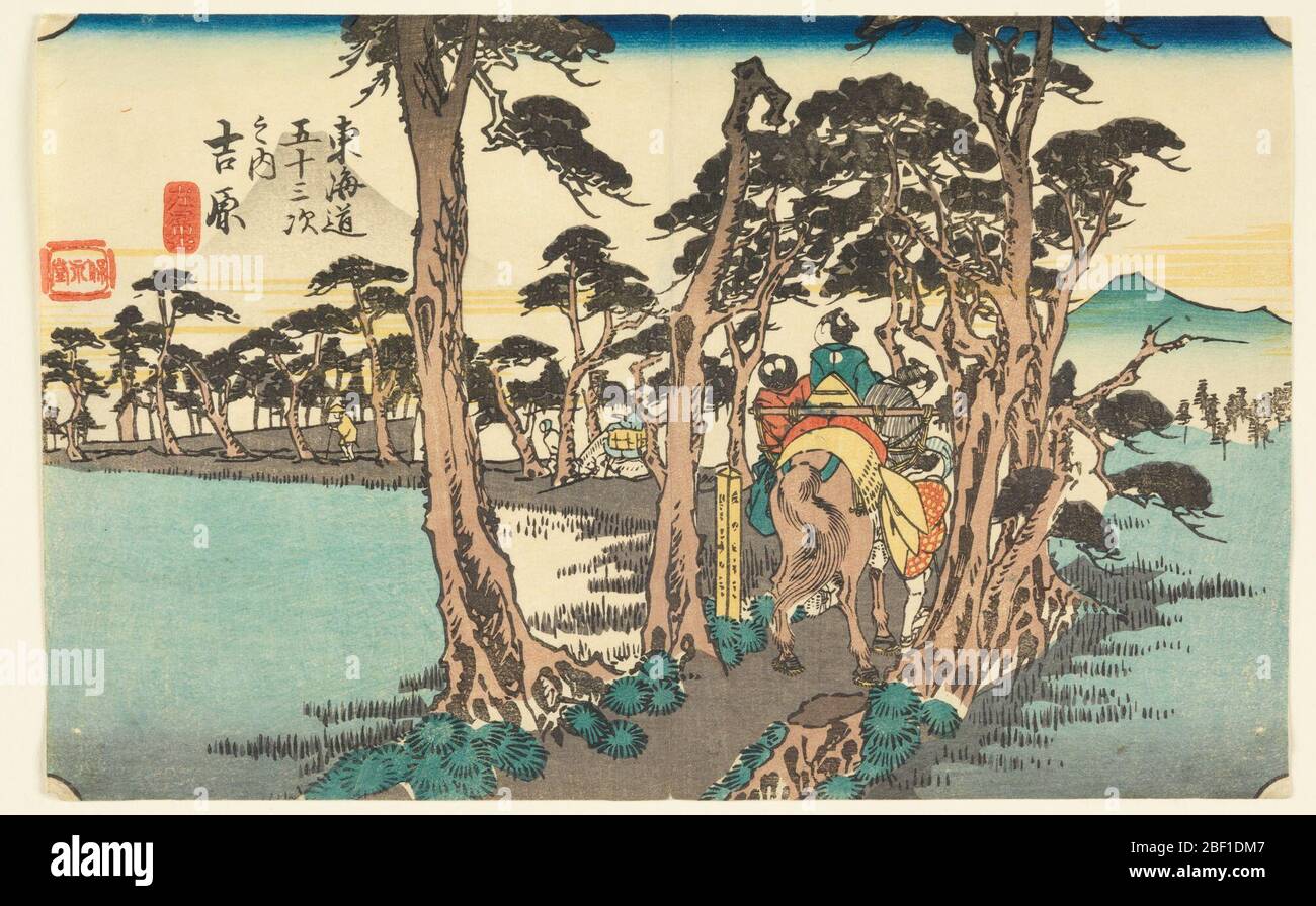 Yoshiwara Hidari Fuji Yoshiwara mit dem Berg Fuji von Tokaido Gojusan Tsugina Uchi FiftyDrei Stationen auf dem Tokaido. Ein Pferd mit drei Frauen nach ihm, geführt von einem Mann, wird auf einer Straße gesehen, die von Kiefern begrenzt wird, die über den angrenzenden Reisfeldern angehoben werden. Mount Fuji auf der linken Seite. Stockfoto