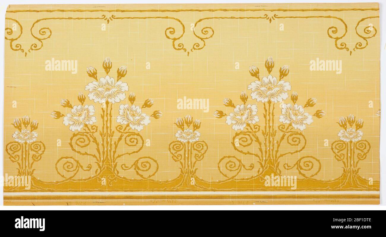 Frieze. Abwechselnd große und kleine Blumensträuße aus offenen und geschlossenen weißen Blüten. Alle Vorbauten -- sowohl gerade als auch winkend--- sind an der unteren Verkleidung befestigt. Oben hat stielartige Schriftrollen. Stockfoto