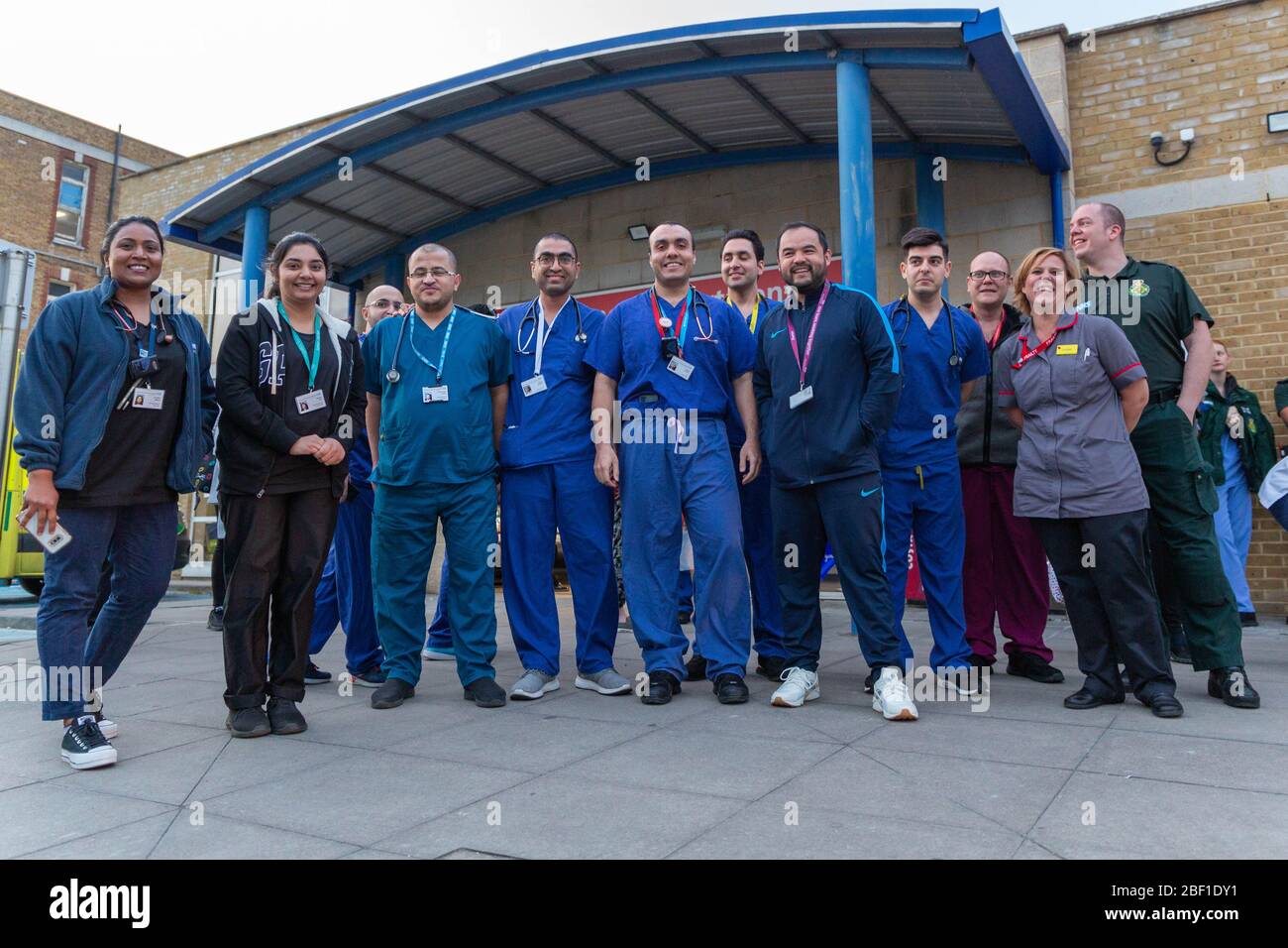 Southend-on-Sea, Großbritannien. April 2020. Während des landesweiten Clap versammeln sich Gesundheitsexperten vor dem Southend University Hospital, um die Anerkennung der Pflegekräfte zu erweisen und zeigen Solidarität und Wertschätzung für das NHS-Personal während der COVID-19-Pandemie. Uniformen, Schlüsselbänder und Beschilderung im Krankenhaus heben die Einstellung und die Vielfalt der Rollen hervor. Penelope Barritt/Alamy Live News Stockfoto