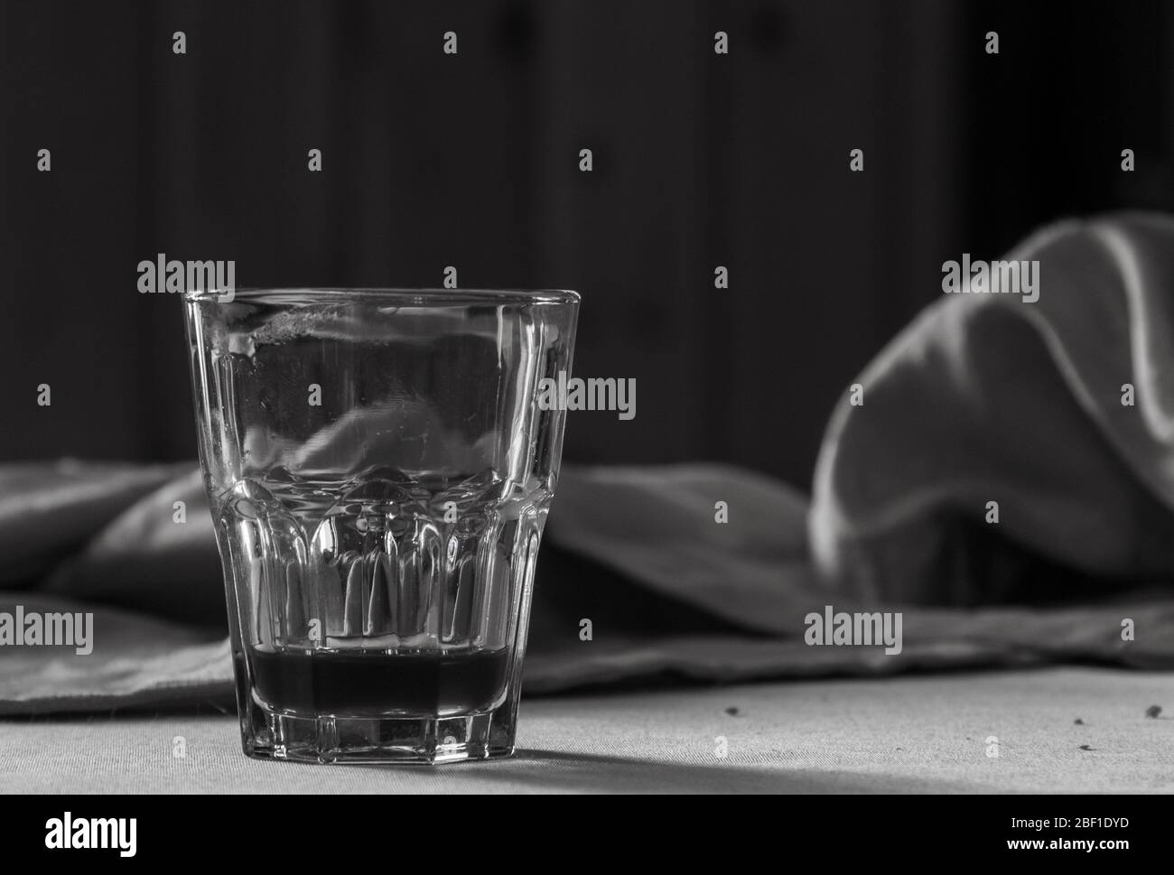 Ein Tisch mit einem kleinen Glas in einem Holzrefugium Stockfoto