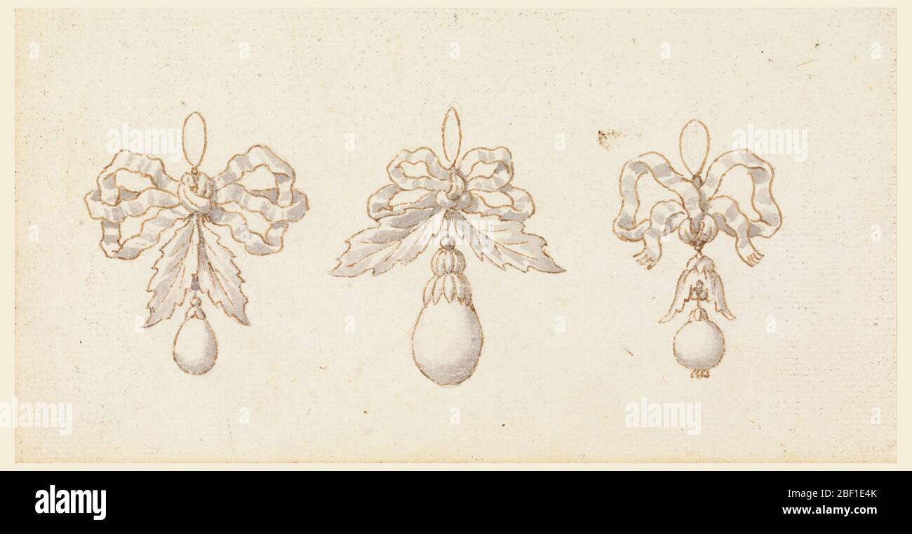 Designs für drei Anhänger. Horizontales Rechteck. Links: Ein Knoten mit zwei kleinen Blättern unten und hängendem Diamanten; in der Mitte: Ein Knoten mit zwei großen Blättern unten und hängendem Diamanten; rechts: Ein Knoten mit einem Kelch unten und hängendem runden Diamanten. Jedes mit einem Ring. Graphit-Rahmenlinie. Stockfoto