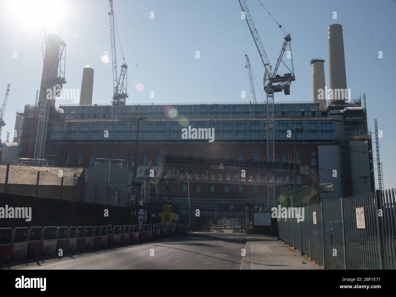 Mittwoch, 15. April 2020, Sperrung von Corona Virus Pandemie noch in Kraft. Abbildung Anzeige Warnung re Corona Virus Einschränkungen in London . Teil von verschiedenen Standorten : Vauxhall, Wandsworth, Battersea, Camden Town. Im Bild: Battersea Kraftwerk im Bau während des Corona-Virus-Ausbruchs und der Sperrung Stockfoto