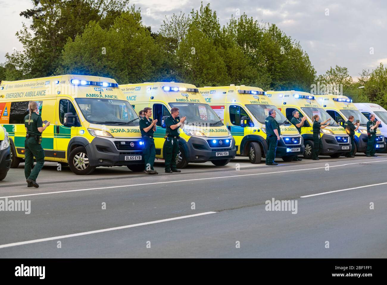 Am Donnerstag um 20 Uhr klatschen wir für unsere Betreuer. Krankenwagen-Crews applaudieren den Angestellten des NHS-Krankenhauses, Großbritannien. Klatsch für Beschäftigte im Gesundheitswesen. Stockfoto