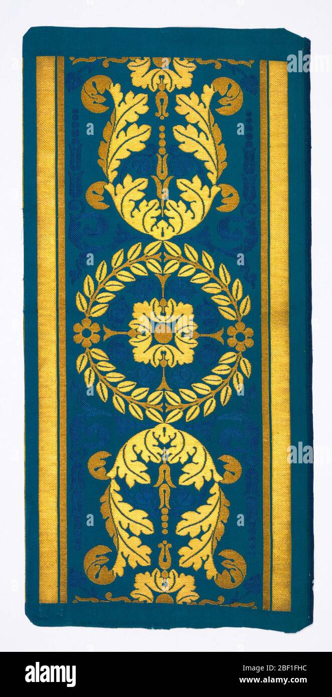 Textil. Border gewebt, um 1937-63-3. Neoklassizistische Muster aus Lorbeerkranz und Akanthus-Blättern in Form einer Leier, in Goldfaden brokat auf einem hellblauen Satingrund mit einer monochromen Figur aus schlanken Blättern; mit breiten und narrowigen Goldbändern oben und unten. Stockfoto