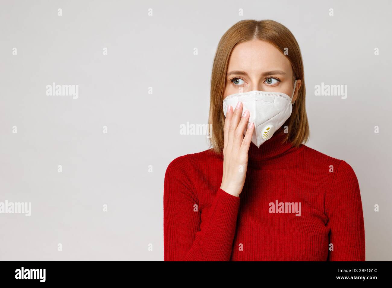 Studio-Porträt einer Frau mit Gesichtsmaske, Nahaufnahme, isoliert auf grauem Hintergrund. Grippeepidemie, Stauballergie, Schutz gegen Viren, Coronaviru Stockfoto