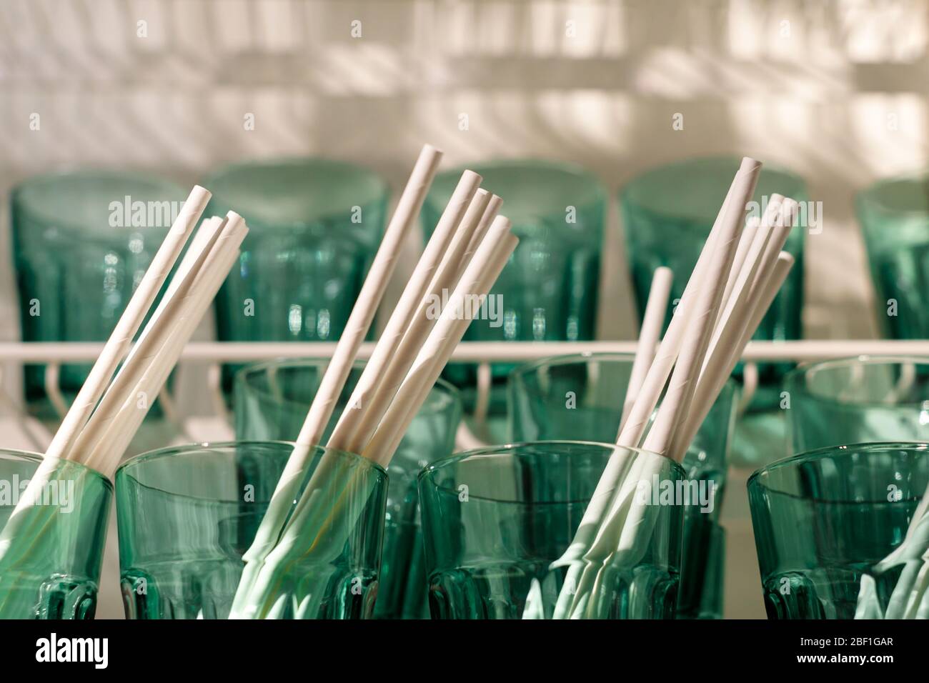 Austausch von Kunststoffhalmen. Wiederverwendbares Weißpapier umweltfreundliches Einweghalm, biologisch abbaubar, selektiver Fokus. Kein Abfall, kein Kunststoffkonzept. Stockfoto