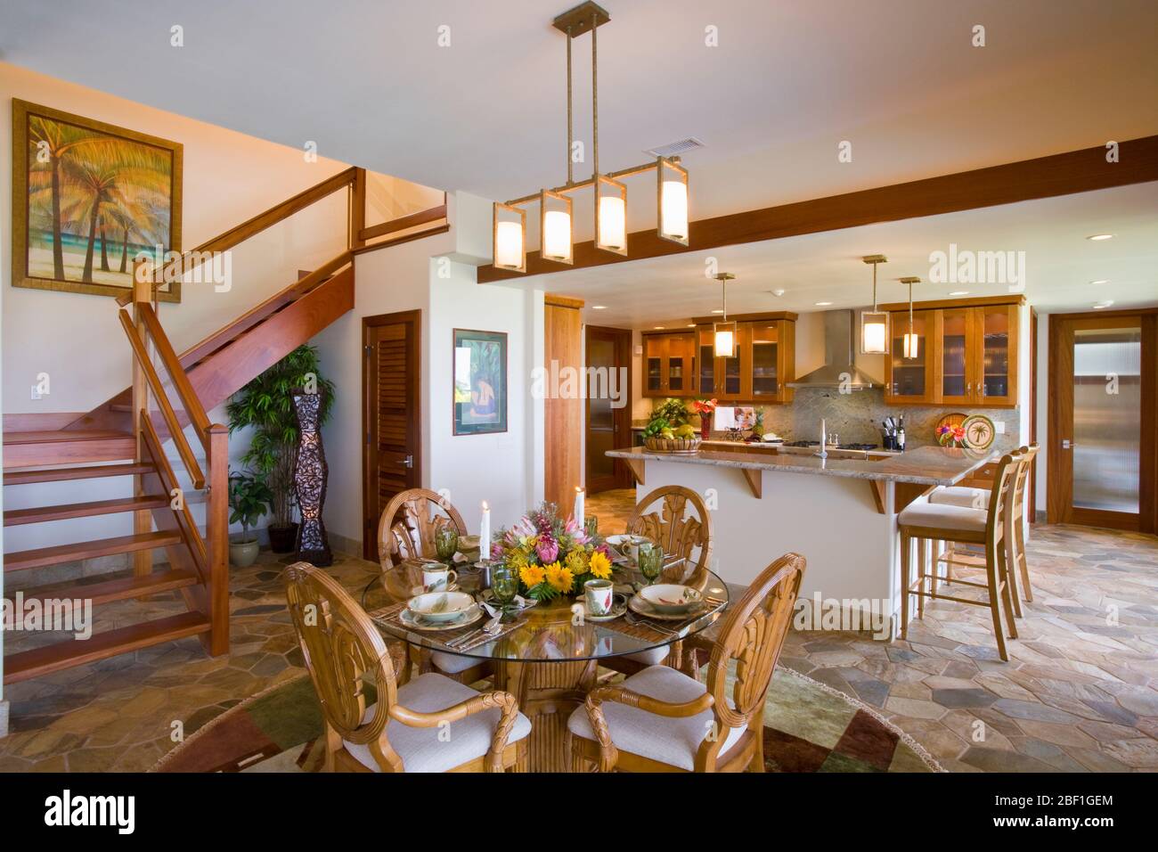 Essbereich, mit Treppe und Blick Gourmet Küche in Luxus Haus (Eigentum freigegeben) in Hawaii Stockfoto