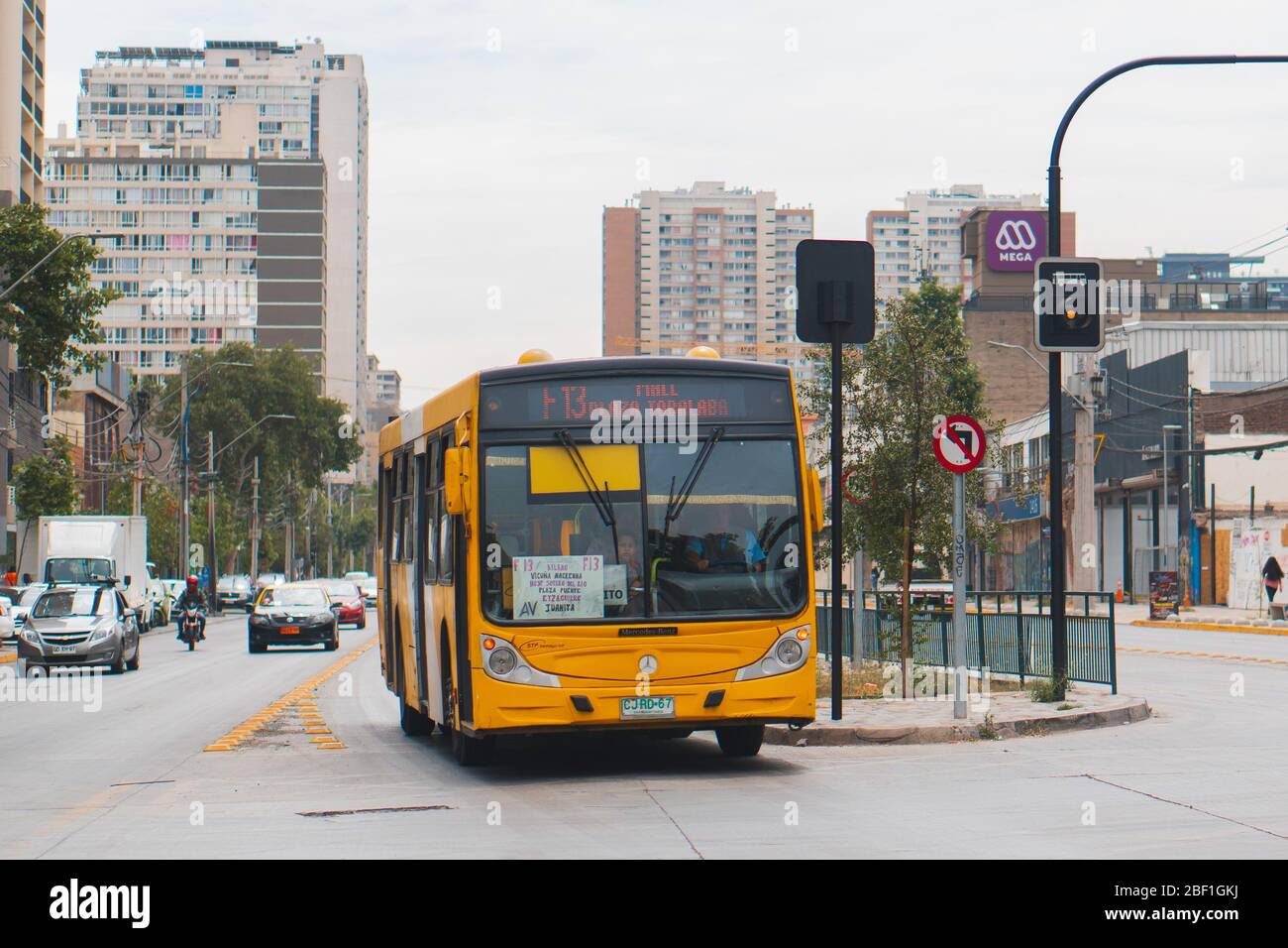 SANTIAGO, CHILE - NOVEMBER 2019: Ein Transitago-Bus in der Innenstadt von Santiago, der eine spezielle Route während der Zeit fährt, in der die Metro nicht fuhr. Stockfoto