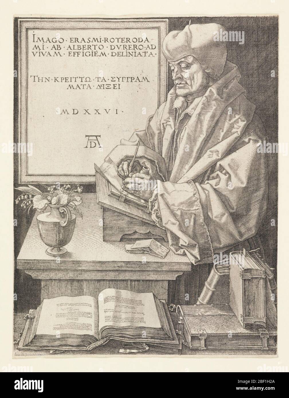 Erasmus. Erasmus ist drei Viertel Länge, stehend, mit Blick nach links vertreten. Er steht vor seinem Schreibtisch und schreibt. Bücher auf einem Vorsprung im Vordergrund. Im Hintergrund links eine gerahmte Inschrift (siehe Inschrift). Stockfoto