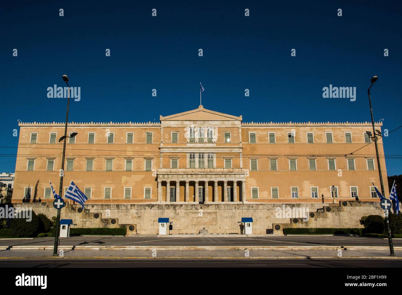 Athen, Griechenland. April 2020. Ein Blick auf das Parlament, überflutet mit Touristen vor der COVID-19 Ära. Griechenland auf Lockdown seit dem 22. März zählt bis heute 2207 bestätigte Covid-19 Fälle und 105 Todesfälle. Quelle: Nikolas Georgiou/ZUMA Wire/Alamy Live News Stockfoto