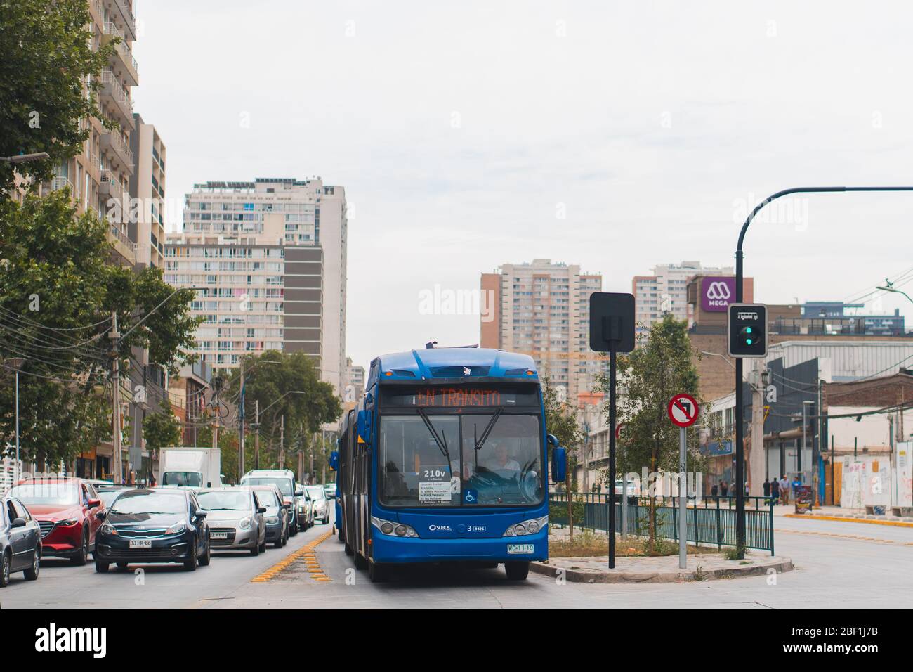 SANTIAGO, CHILE - NOVEMBER 2019: Ein Transitago-Bus in der Innenstadt von Santiago, der eine spezielle Route während der Zeit fährt, in der die Metro nicht fuhr. Stockfoto