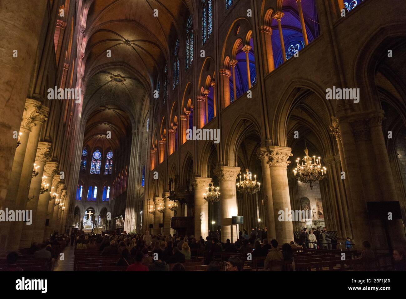Beleuchtung des Hauptschiffes der Kathedrale Notre Dame, Paris/Frankreich Stockfoto