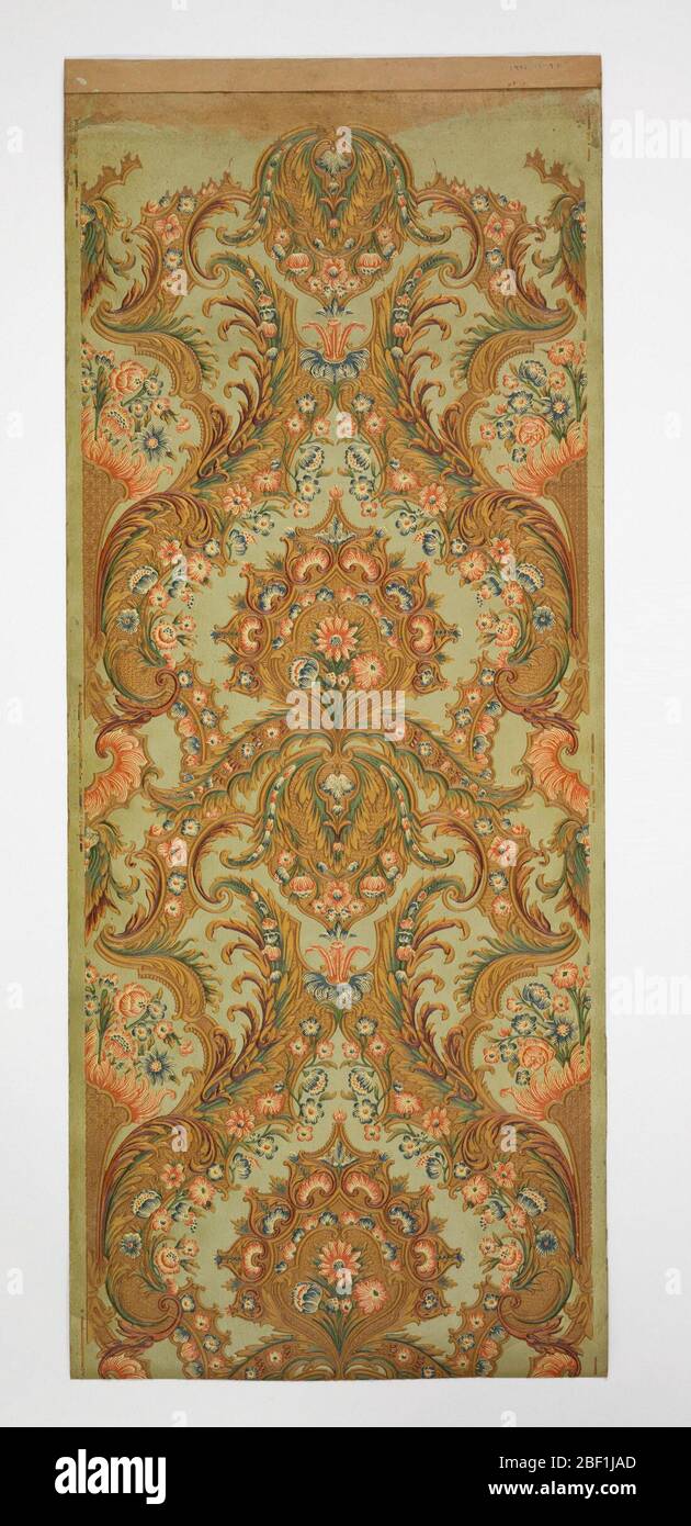 Seitenwand. Blumen- und Bildlaufmotive im 17. Jahrhundert in Grün, Gold, Kupfer, Blau, Rot und Weiß auf hellblauem Hintergrund. Ein zentrales Medaillon enthält eine Blumengruppe. Oben, am Fuß des nächsten Motivs, sind Federn. Stockfoto