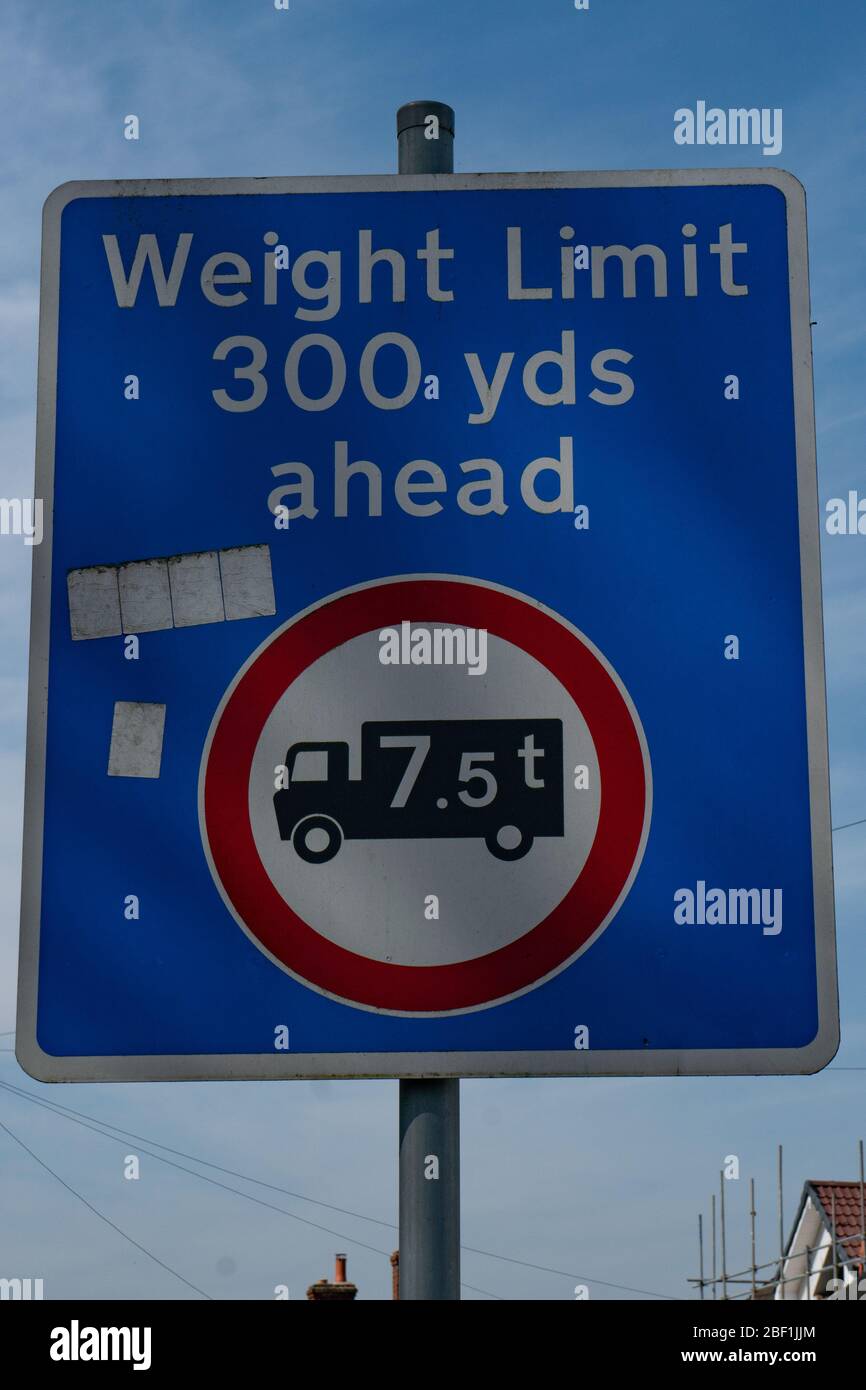 Schild für Gewichtsbegrenzung 7,5 t. West Midlands. GROSSBRITANNIEN Stockfoto