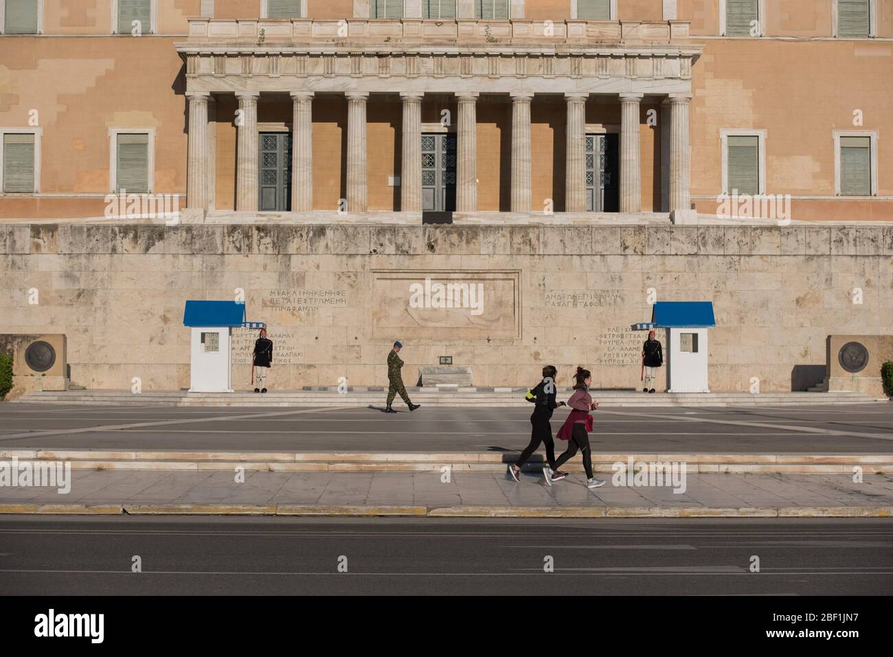 Athen, Griechenland. Mai 2014. Ein Blick auf das Parlament, überflutet mit Touristen vor der COVID-19 Ära. Griechenland auf Lockdown seit dem 22. März zählt bis heute 2207 bestätigte Covid-19 Fälle und 105 Todesfälle. Quelle: Nikolas Georgiou/ZUMA Wire/Alamy Live News Stockfoto