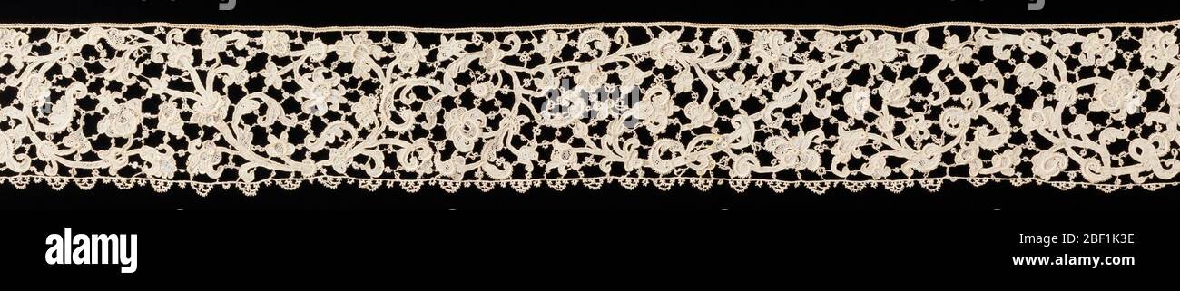 Band. Nadelspitze Rand von Venetian Point. Geschwungene Verflechtung von Reben und Laub Blume Design. Stockfoto