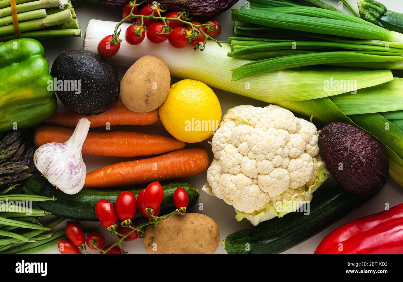 Viele abwechslungsreiche farbige frisches Gemüse für die Lieferung nach Hause. Banner Werbung Stockfoto