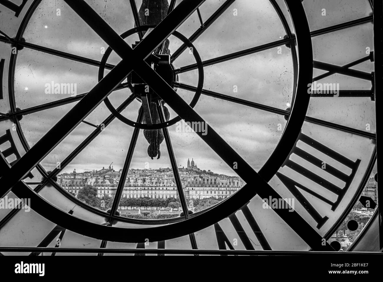 Blick durch eine große Uhr vom Museum d'Orsay zur Kirche Sacre Coeur in Montmartre, Paris/Frankreich Stockfoto